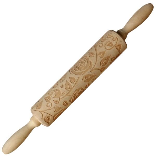Nudelholz aus Holz mit geprägtem Rosendesign, ideal zum Backen am Valentinstag.