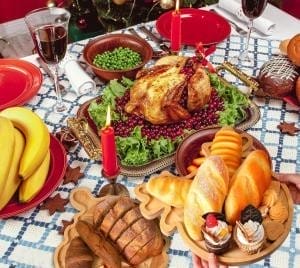 Festliches Weihnachtsdinner mit gebratenem Truthahn, Brot und einem Holz Tablett für Weihnachten.