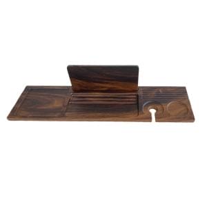 Walnussfarbenes Tablett aus Holz für die Badewanne mit Halterung für Tablet und Glas.
