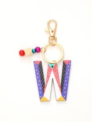 Bunter Holz Schlüsselanhänger mit dem Buchstaben W und bunten Perlen.
