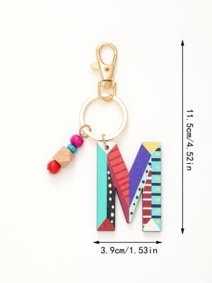 Bunter Holz Schlüsselanhänger mit dem Buchstaben M und Perlen.