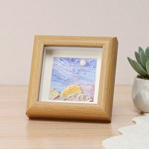 Kleiner Holzbilderrahmen mit Landschaftsmalerei. Bilderrahmen holz klein.