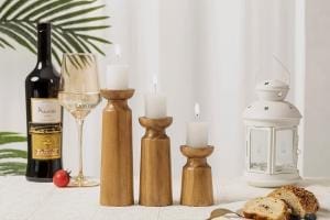 Kerzenhalter Holz für Stumpenkerzen: Rustikale Tischdeko mit Kerzen, Wein und Brot.