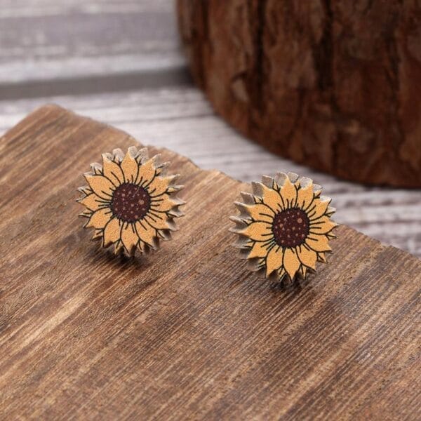 Sonnenblumen-Ohrringe aus Holz. Großhandels-Blumenohrringe.