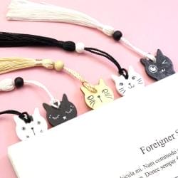 Fünf süße Katzen-Lesezeichen aus Holz mit Quasten. Holz-Lesezeichen.