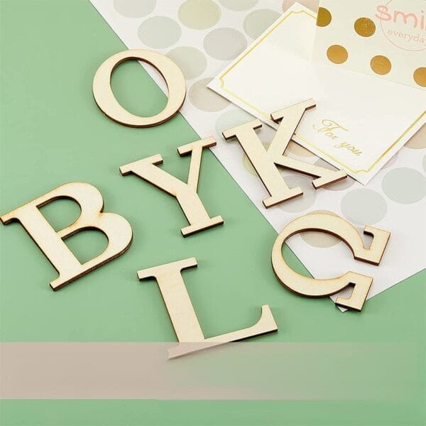 Holzbuchstaben mit der Aufschrift „BYKLC“ auf grünem Hintergrund