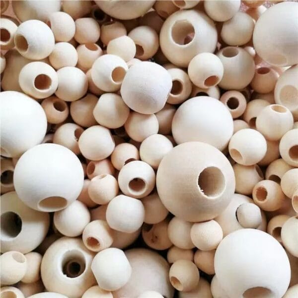 Sortiment runder Holzperlen mit Löchern, verschiedene Größen (6-50mm), perfekt zum Basteln.