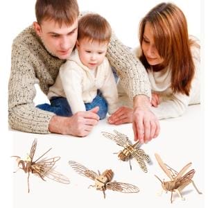 Familie spielt mit 3D-Holzpuzzles mit Insekten. Lustiges 3D-Holzpuzzle für Kinder.