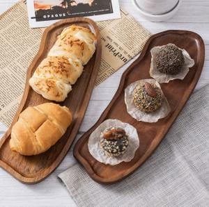 Holz Tabletts mit Gebäck: Unregelmäßige Serviertabletts aus Akazienholz für Snacks und Frühstück.