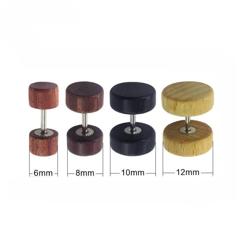 Vier Paar runde Holzohrringe in verschiedenen Größen und Holztönen. Großhandelsohrringe aus Holz.