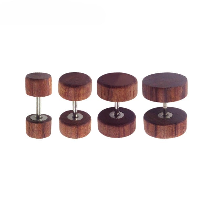 Vier Paar runde Holzohrringe in verschiedenen Größen. Ohrstecker aus Naturholz für den Großhandel.