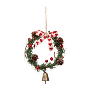 Weihnachtlicher Weidenkranz mit roter Schleife, Tannenzapfen, roten Beeren und einer Glocke.