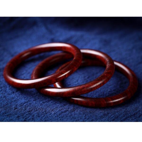 Drei elegante Armreifen aus Rosenholz, perfekt für den Groß- oder Einzelhandel. Damenarmbänder im Vintage-Stil.