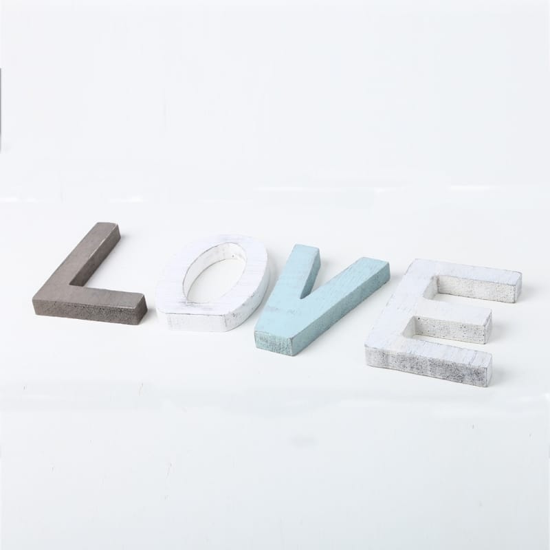Rustikale hölzerne LOVE-Buchstaben in Weiß, Grau und Hellblau. Perfekt für die Großhandelsdekoration.