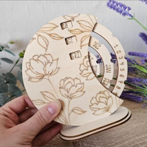 Ewiger Holzkalender mit Blumenmuster. Zeigt die Monate Okt., Dez., Jan., Feb., die Tage Fr., So. und die Zahlen 1-9. DIY-Tischkalender.