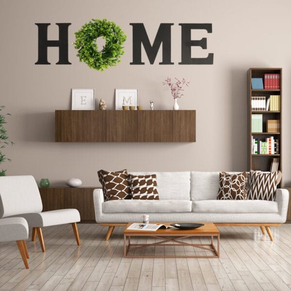 HOME Wanddekor mit grünem Kranz im modernen Wohnzimmer