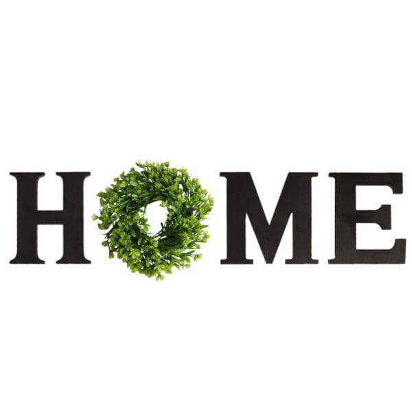 Holzbuchstaben mit der Aufschrift „HOME“ und einem grünen Kranz als „O“
