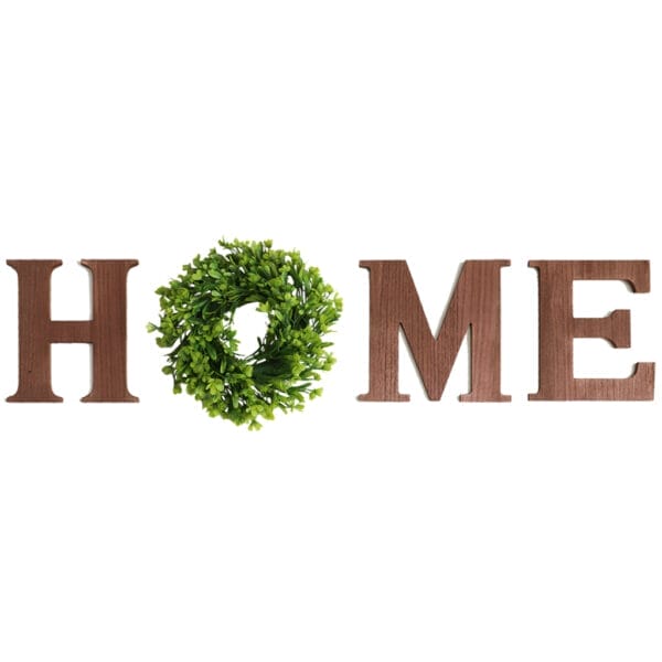 Holzbuchstaben „HOME“ mit grünem Kranz für das „O“ in der Wanddekoration