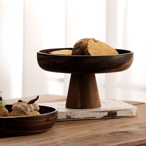 Holzschale mit Sockel, ideal zum Servieren von Obst oder Salat. Hochwertige Dekoschale.