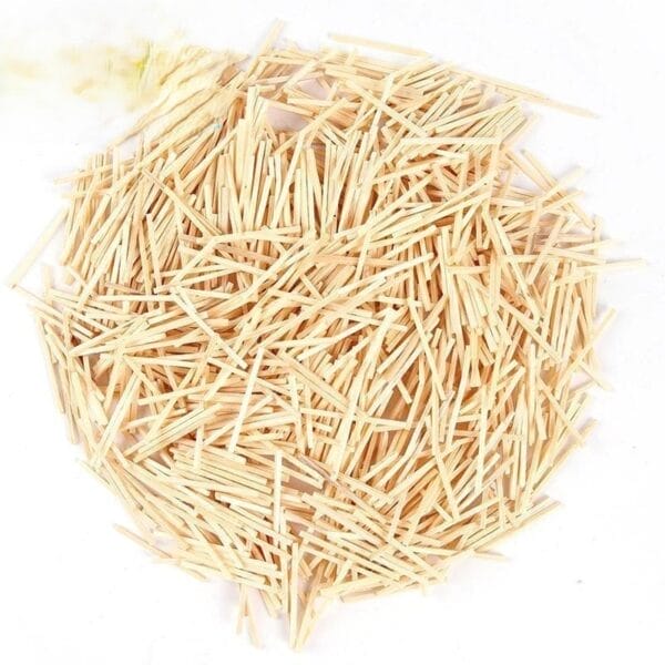 Stapel kleiner, hellbrauner Holzstäbchen zum Basteln. Ideal zum Basteln mit Kindern.