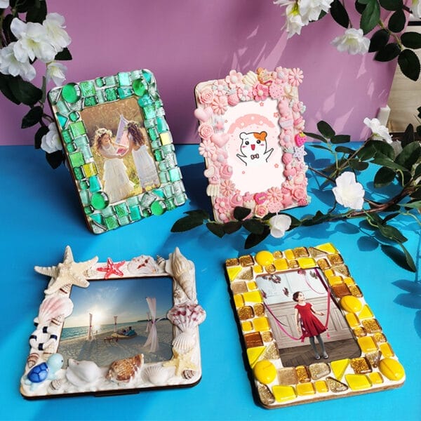Vier handgefertigte DIY-Fotorahmen: grünes Mosaik, rosa Blumenmuster, Muschelmuster und gelbes Mosaikmuster. Größen variieren.