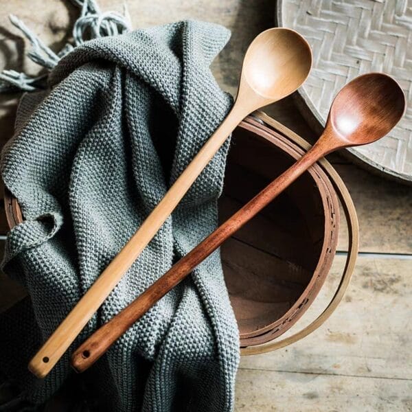 Zwei Holzlöffel mit langem Griff, perfekt zum Kochen und Servieren. Großhandel mit Kochlöffeln aus Holz.