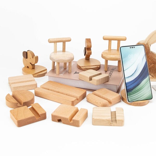 Verschiedene Telefonständer und -halter aus Holz, darunter Miniaturstühle und Tiere. Großhandel für Handy Halter aus Holz.