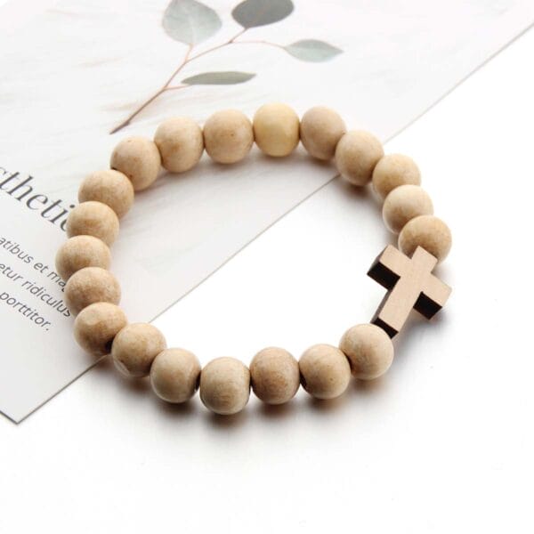 Holzperlenarmband mit Kreuzanhänger. Holzarmband im Großhandel.