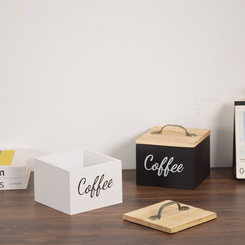 Zwei hölzerne Kaffee-Aufbewahrungsboxen mit Deckel und Griffen. Auf jeder Box steht „Kaffee“.