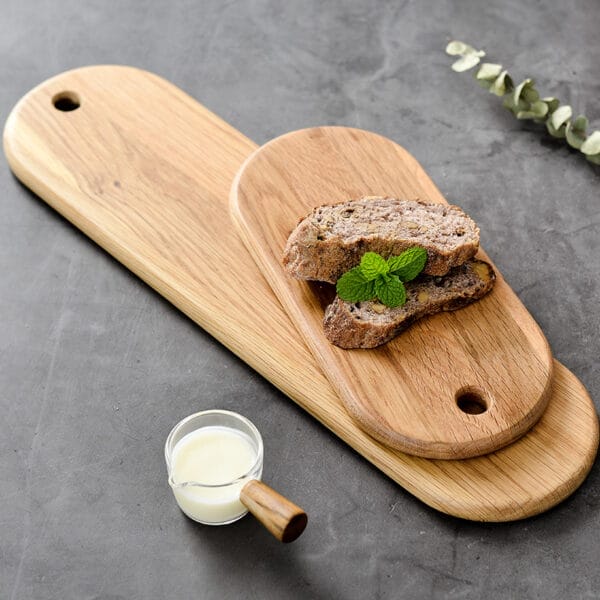 Elegantes Schneidebrett aus Eichenholz, perfekt für Sushi, Steak oder Brot. Großhandels-Brotschneidebrett aus Holz.