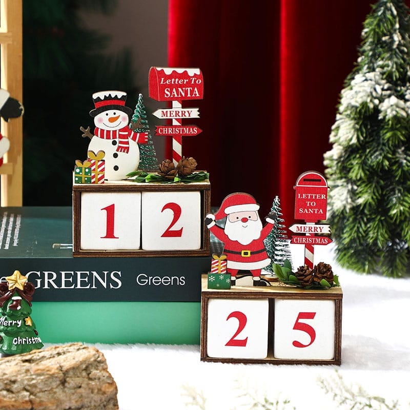 Countdown-Adventskalender aus Holz mit Schneemann, Weihnachtsmann und Tannenzapfen. Abgebildet sind die Zahlen 12 und 25.