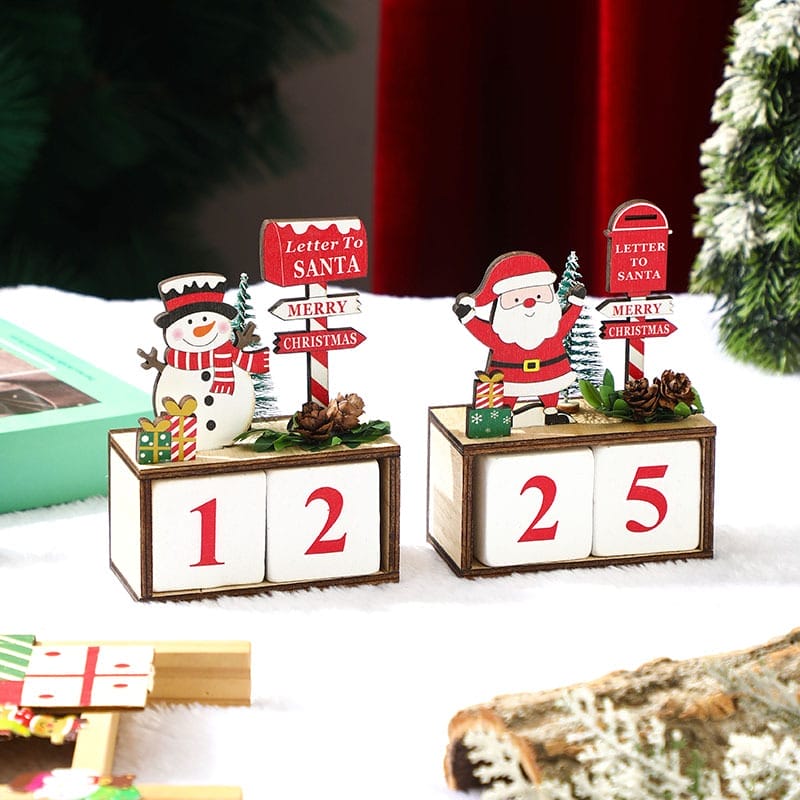 Countdown-Blöcke aus Holz für den Weihnachts-Adventskalender mit den Anzeigen 12 und 25. Mit Schneemann- und Weihnachtsmann-Dekoration.