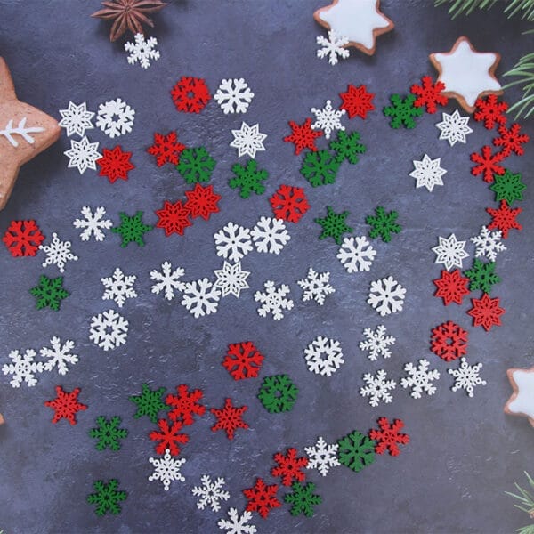 Bunte Weihnachtsschneeflocken aus Holz in Rot, Weiß und Grün. Großhandel für Weihnachtsdekorationen aus Holz.