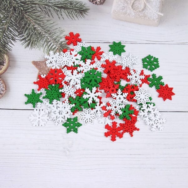 Sortiment an roten, weißen und grünen Schneeflockenornamenten aus Holz. Perfekt für Weihnachtsbasteleien und als Großhandelsdekoration.