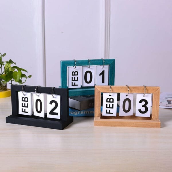 Drei minimalistische ewige Holz Kalender mit dem 1., 2. und 3. Februar. Perfekt für zu Hause oder das Büro.