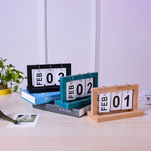 Drei minimalistische ewige Holzkalender mit dem 1., 2. und 3. Februar. Perfekt für zu Hause oder das Büro.