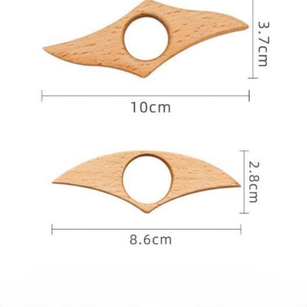 Zwei hölzerne Seitenhalter, einer größer und einer kleiner, mit Maßangaben. Großhandelslesezeichen aus Holz zum Lesen mit einer Hand.