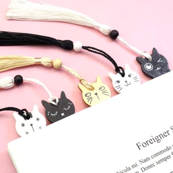 Katzen-Lesezeichen aus Holz auf rosa Hintergrund