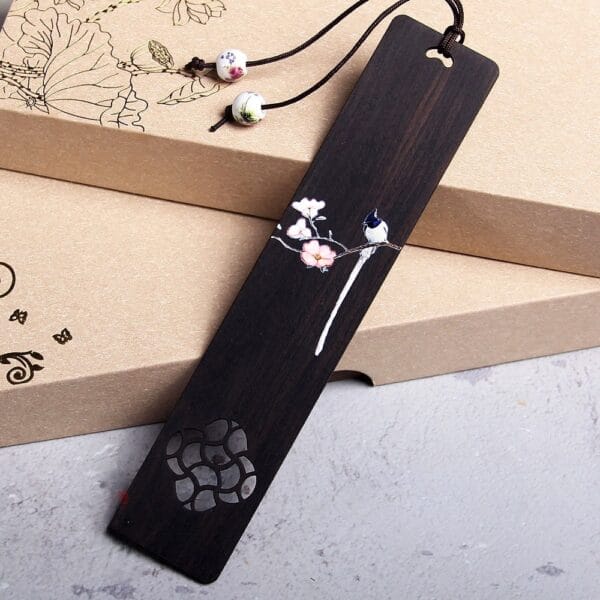 Elegantes Lesezeichen aus Ebenholz mit floralem Design. Großhandelslesezeichen aus Holz.