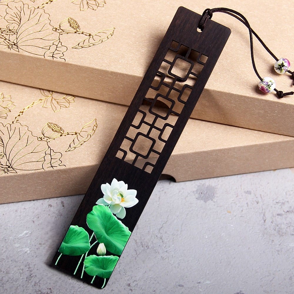 Elegantes Lesezeichen aus Ebenholz mit floralem Design. Holzlesezeichen im Großhandel erhältlich.