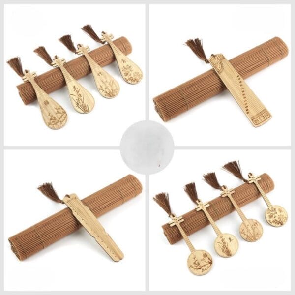 Holzlesezeichen mit Musikinstrumentenmotiven auf einer Bambusmatte