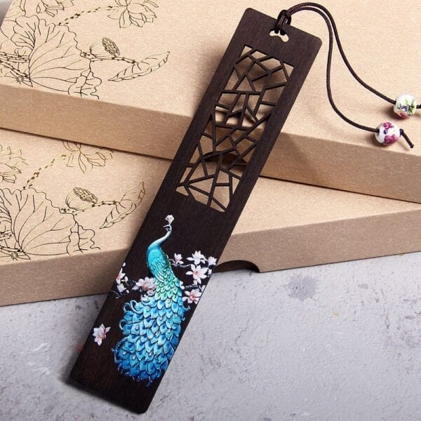 Elegantes Lesezeichen aus Ebenholz mit Pfauen- und Blumenmuster. Großhandelslesezeichen aus Holz.