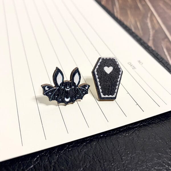 Schwarze Fledermaus- und Sargohrringe aus Holz; gruseliger Halloween-Schmuck.