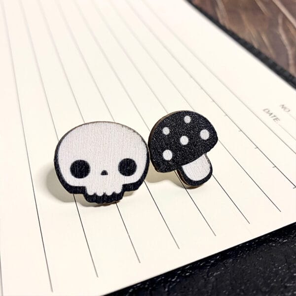 Süße Ohrringe aus Holz mit Totenkopf und Pilz. Halloween-Schmuck.