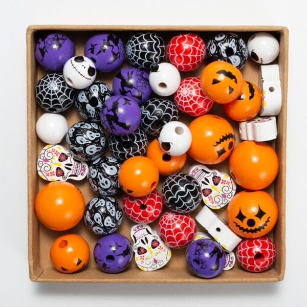 Sortiment bunter Halloween-Holzperlen in einer Schachtel. Ideal für DIY-Projekte!