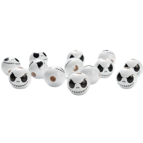 Halloween-Holzperlen mit Totenkopfmotiven auf einer Fläche angeordnet