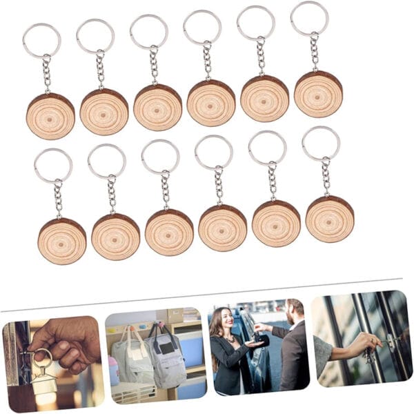 Zwölf runde Schlüsselanhänger aus Holz mit silbernen Ringen. Perfekt für DIY-Projekte.