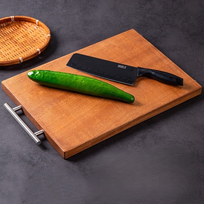 Holzschneidebrett mit Griff, schwarzem Messer und Gurke. Hochwertiges Küchenbrett aus Teakholz.