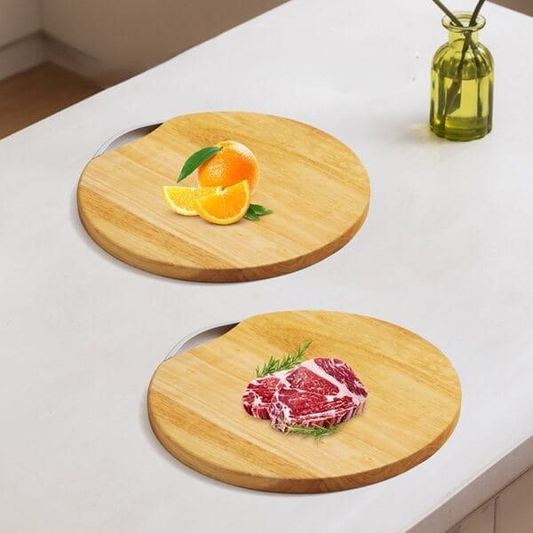Zwei runde Holzschneidebretter mit Obst und Fleisch. Umweltfreundliches Küchengeschirr.