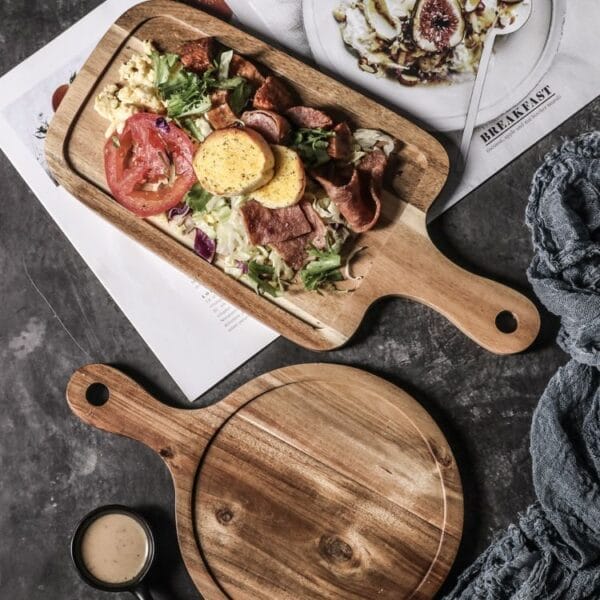 Rechteckiges Holz Serviertablett mit Griff, perfekt für Frühstück oder Steak. Holztablett im Großhandel.
